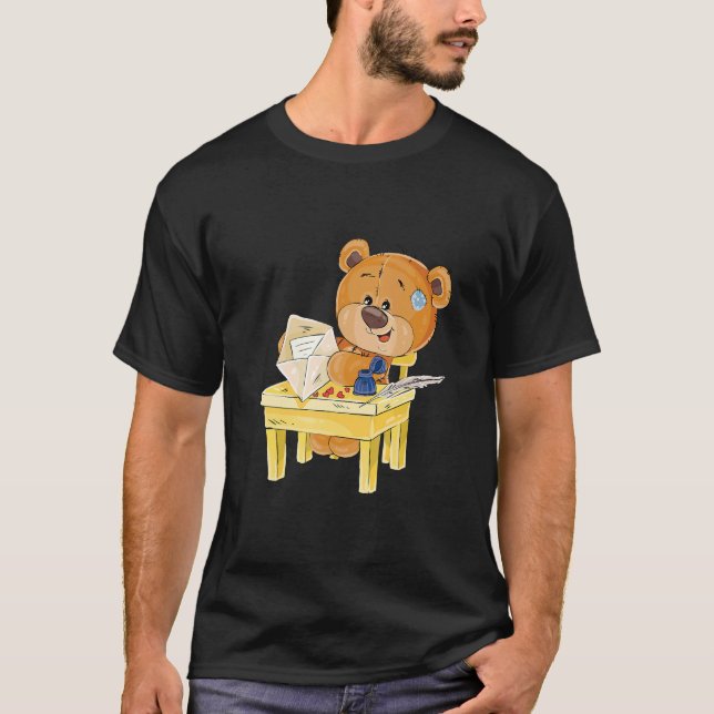 Cute Brown Bear Sitta på en stol T Shirt (Framsida)