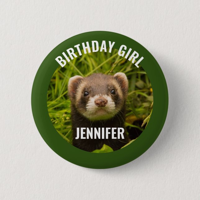 Cute Brown Ferret i Grass Birthday Girl Knapp (Framsida)