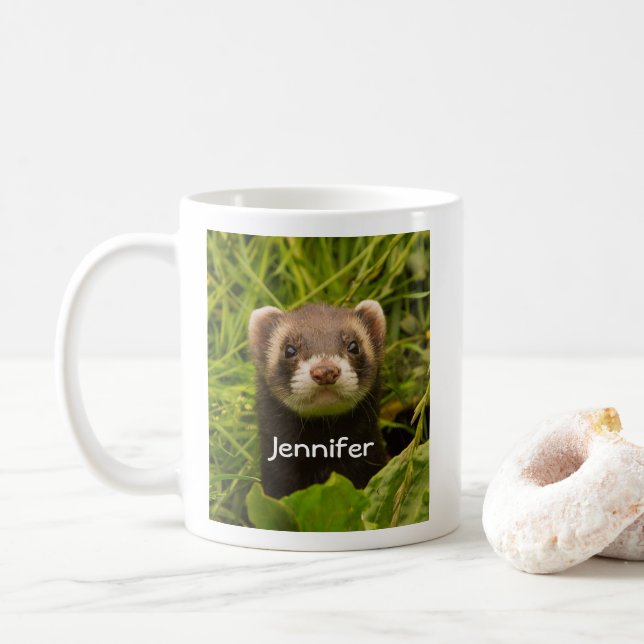 Cute Brown Ferret i Grass Kaffemugg (Med munk)