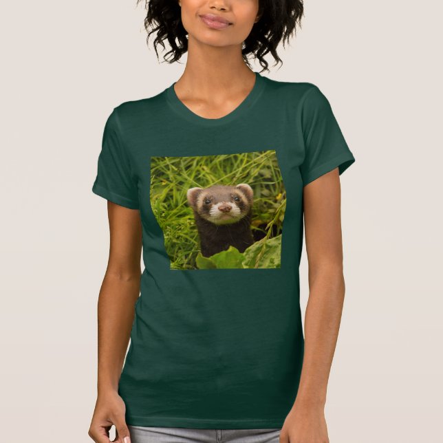 Cute Brown Ferret i Grass T Shirt (Framsida)