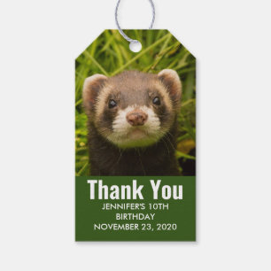 Cute Brown Ferret i Grass Tack Birthday Presentetikett