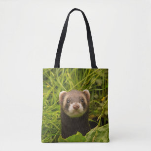 Cute Brown Ferret i Grass Tygkasse