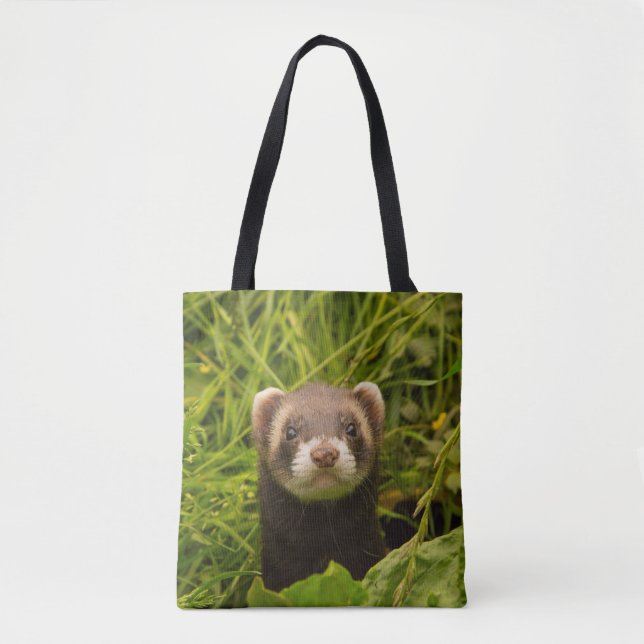 Cute Brown Ferret i Grass Tygkasse (Framsida)