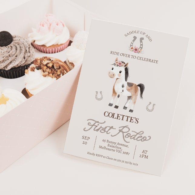 Cute Brown Horse First Rodeo 1:a födelsedagen Inbjudningar (Girls First Rodeo 1st Birthday Invitation with Horse 1st Birthday Invitation Girl Western Wild West )
