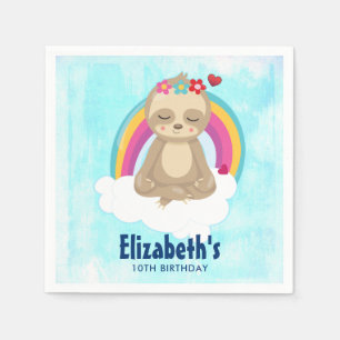 Cute Brown Sloth Mediting på en molnfödelsedag Pappersservett
