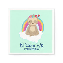 Cute Brown Sloth Mediting på en molnfödelsedag