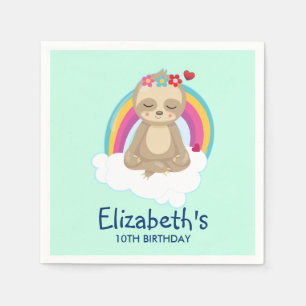Cute Brown Sloth Mediting på en molnfödelsedag Pappersservett