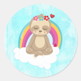 Cute Brown Sloth, Medittion på ett moln Runt Klistermärke