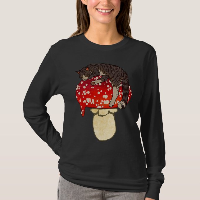 Cute Brown Tabby Cat Sleeping on Red Spotted Mushr T Shirt (Framsida)