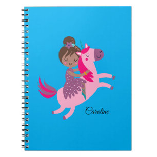 Cute Brunette Hved Girl Riding på Unicorn Anteckningsbok