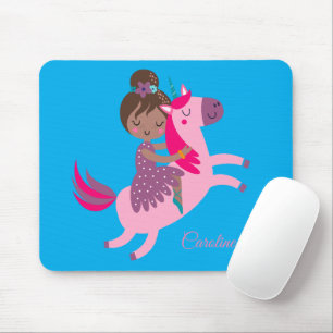 Cute Brunette Hved Girl Riding på Unicorn Musmatta