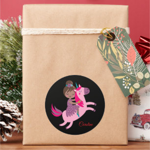 Cute Brunette Hved Girl Riding på Unicorn Runt Klistermärke