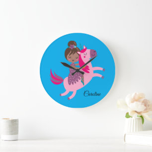 Cute Brunette Hved Girl Riding på Unicorn Stor Klocka