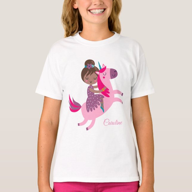 Cute Brunette Hved Girl Riding på Unicorn T Shirt (Framsida)