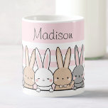 Cute Bunnies Personlig Kaffemugg<br><div class="desc">Njut av dina favoritdrycker i stil med det vackra namnet mugg, med en charmerande rad söta knivar mot en mjuk rosa bakgrund. Både perfekt för barn och djur älskare kan detta högkvalitativa mugg vara personlig med vilket namn som helst, skapar det en unik och tankfull gåva. Vare sig det gäller...</div>
