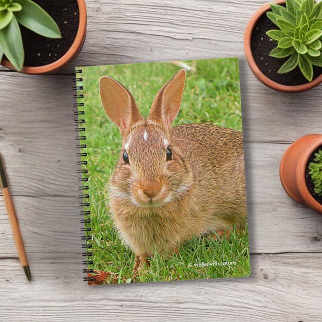 Cute Bunny Chewing Gröntar på Golf Fairway Anteckningsbok (Bunny Chewing Greens on the Fairway Journal Cover Photo)