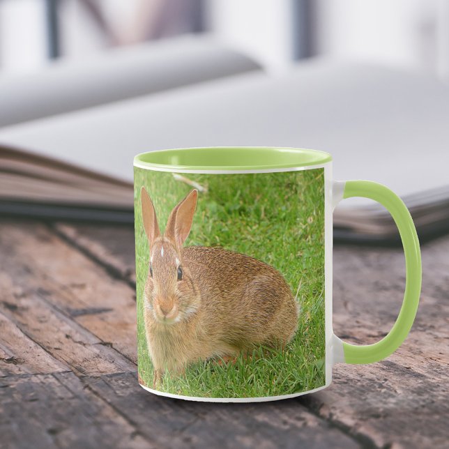 Cute Bunny Chewing Gröntar på Golf Fairway Mugg (Cute Bunny Eating Grass on Fairway Green 11 oz Coffee Mug Cover Photo.)