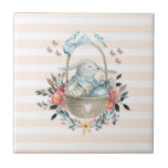 Cute Bunny i basket med äggen och Söt Flowers Kakelplatta<br><div class="desc">En keramisk bricka med persika och vit stripe mönster. En digital illustration med vattenfärger. En charmig kanin med blå klänning sitta i basket omgiven av hennes ägg. Smör fladder runt basket som är dekorerat med en finare-blombukett.</div>