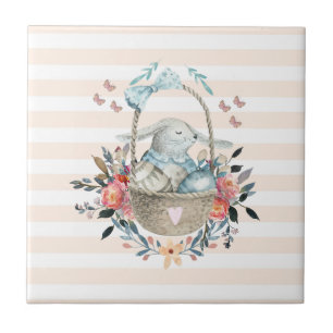 Cute Bunny i basket med äggen och Söt Flowers Kakelplatta
