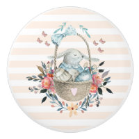 Cute Bunny i basket med äggen och Söt Flowers