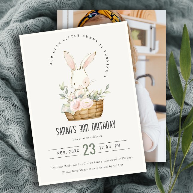 Cute Bunny i Blommigt Basket Kids Foto Birthday Inbjudningar (Skapare uppladdad)