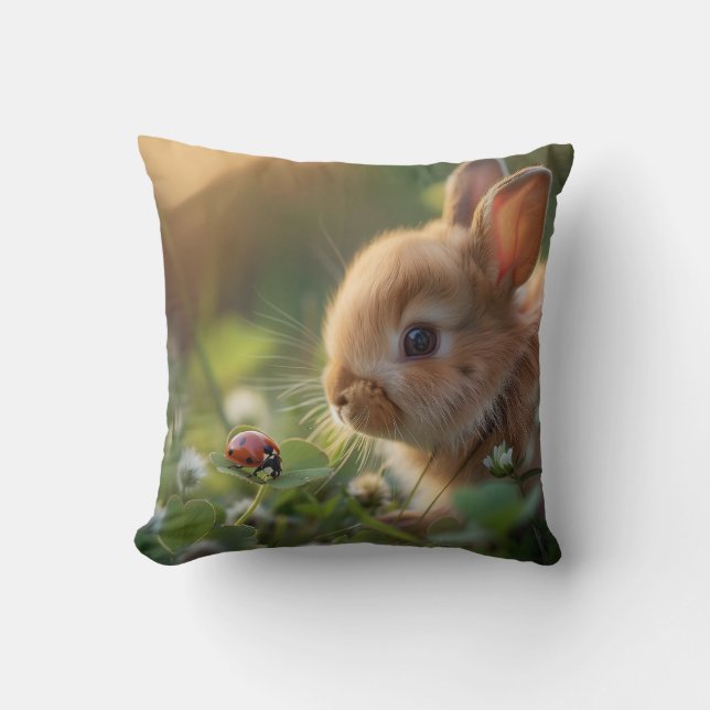 Cute bunny kanin och en ladybug på grönten fält kudde (Framsida)