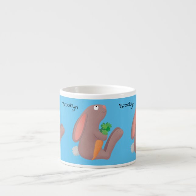 Cute bunny kanin sitta med tecknad av morot espressomugg (Framsidan)