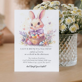 Cute bunny med dekorativa ägg och ägghandel inbjudningar
