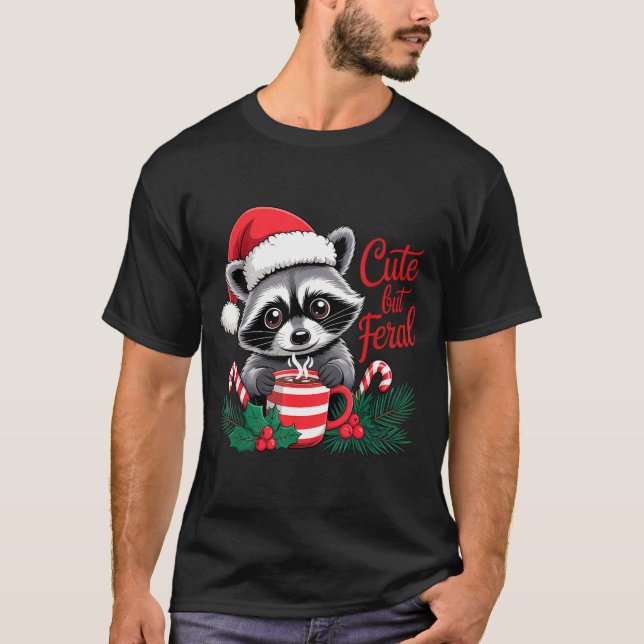 Cute But Feral Raccoon With Santa Hat Xmas Cute Ch T Shirt (Framsida)