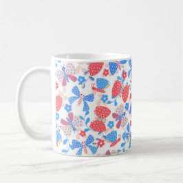 Cute Butterfly i blomsterträdgård i rött och blått Kaffemugg