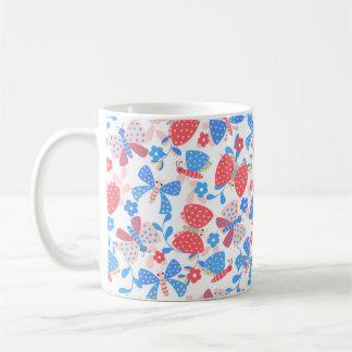 Cute Butterfly i blomsterträdgård i rött och blått Kaffemugg