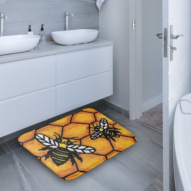 Cute Buzzing Gult Jacka Bee Honeycomb Badrumsmatta (Two yellow and black bumble bees on golden yellow honeycomb bath mat.)