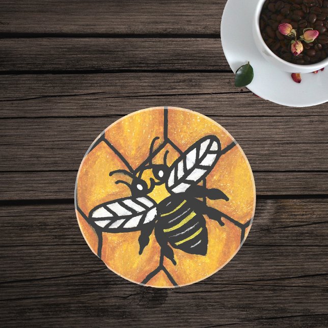 Cute Buzzing Gult Jacka Bee på Honeycomb Underlägg Sandsten (Black and gold yellow jacket bee on golden honeycomb background on glass drink coaster.)