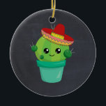 Cute Cactus in a Sombrero på Black Chalkboard Julgransprydnad Keramik<br><div class="desc">Ett prydnadsföremål med en söt illustration av en kaktus,  med stort kawaii ögon,  med röd sombrero. Bakgrunden är en ritbordsbild</div>