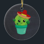 Cute Cactus in a Sombrero på Black Chalkboard Julgransprydnad Keramik<br><div class="desc">Ett prydnadsföremål med en söt illustration av en kaktus,  med stort kawaii ögon,  med röd sombrero. Bakgrunden är en ritbordsbild</div>