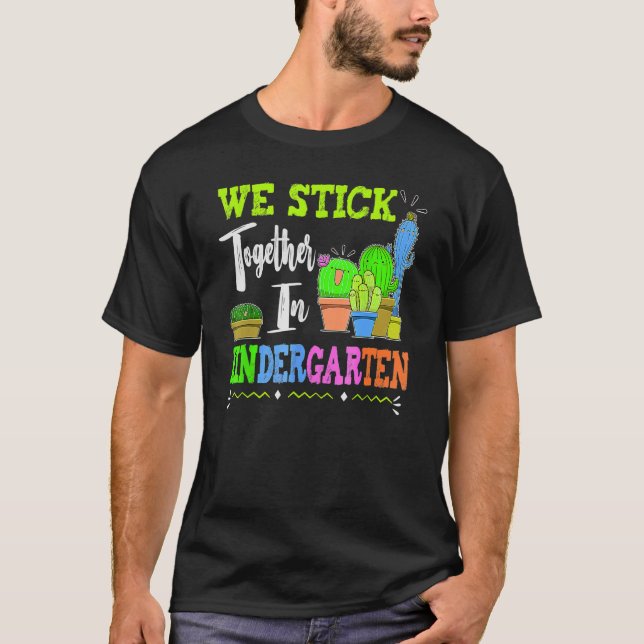 Cute Cactus Team Kindergarten We Stick Together Te T Shirt (Framsida)