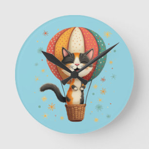 Cute Calico Cat i Luftballong Whimsical Art Rund Klocka