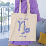 Cute Capricorn Astrology SigLila Personlig Tygkasse<br><div class="desc">Den här söt lilan och lavender Capricorn tote-väskan har ditt astrologiska tecken från Zodiac i en vacker gnistra som konstellationerna. Anpassa den här söta presenten med ditt namn i ett vackert kursivt skript för någon med en sen födelsedag i december eller tidigt i januari.</div>