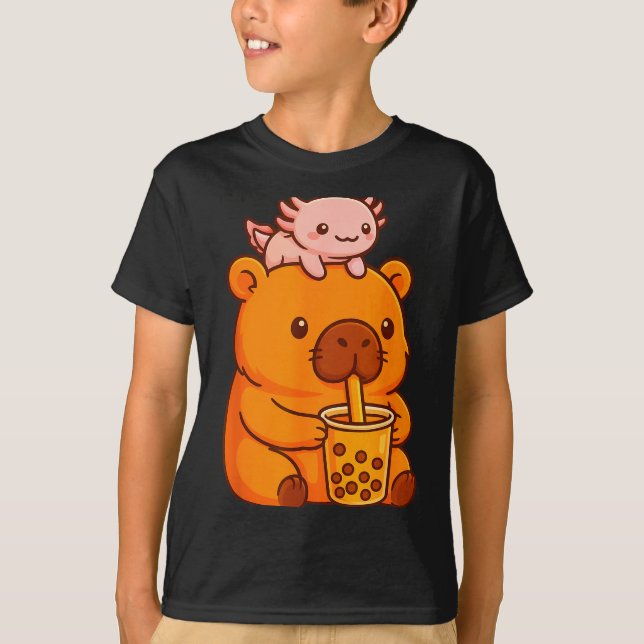 Cute Capybara Drinking Bubble Tea And Axolotl Kawa T Shirt (Framsida)