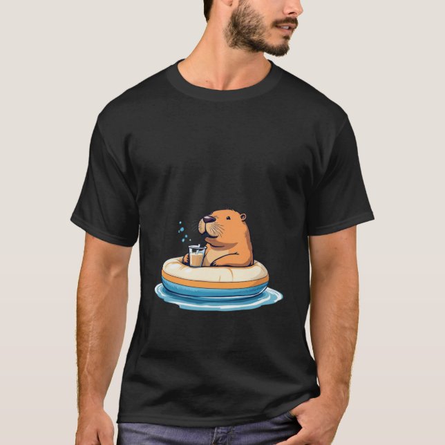 Cute Capybara på bassäng flyter drickbubbelte T Shirt (Framsida)