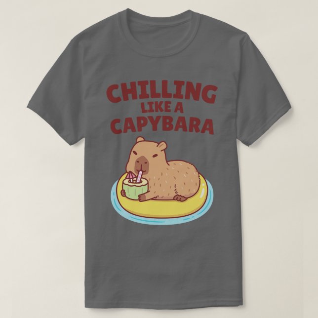 Cute Capybara på en Bassäng Flyter g som en Capyba T Shirt (Design framsida)