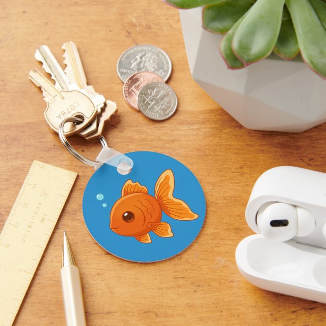 Cute Cartoon Goldfish on Blue Nyckelring (Skrivbord)
