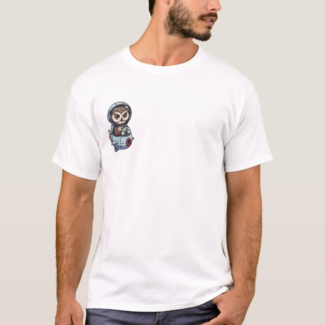 Cute Cartoon Owl Astronaut Piloting a Retro Rocket T Shirt (Framsida)