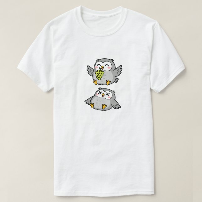 Cute Cartoon Owls Eating Grapes Funny Gray Owl T Shirt (Design framsida)