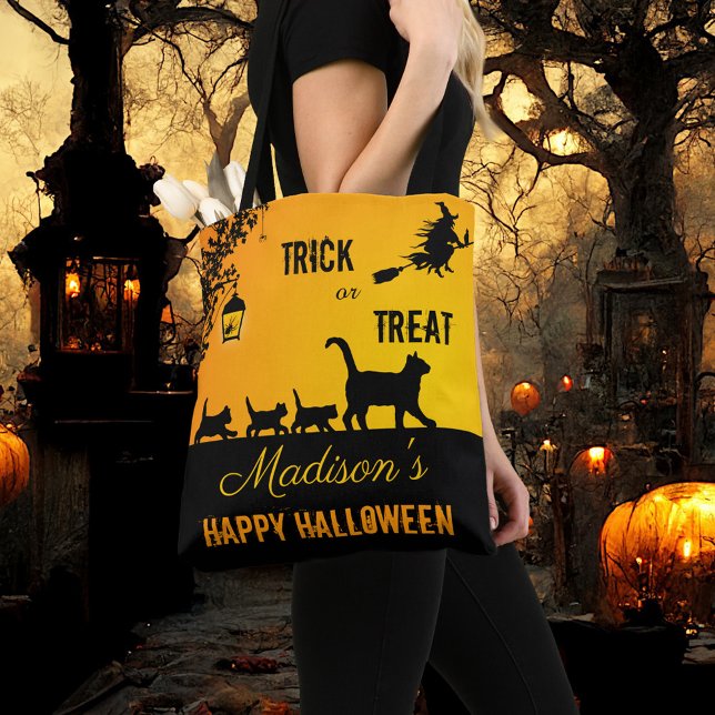Cute Cat Family Bus eller godis Halloween Tygkasse (A fun and colorful Halloween tote bag showing a cute cat family in a Halloween scene with witch)
