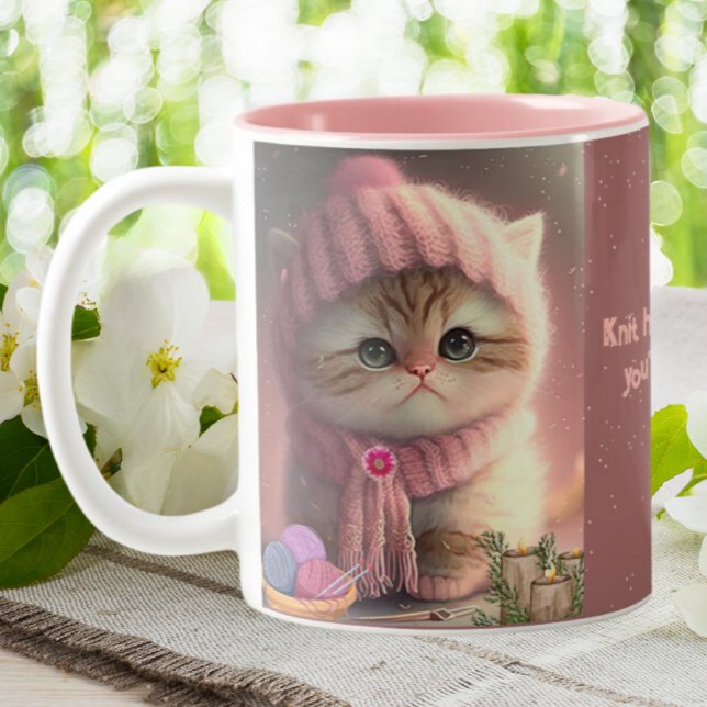 Cute Cat i Rosa Sticka Hat Yarn Personlig Två-Tonad Mugg (Skapare uppladdad)