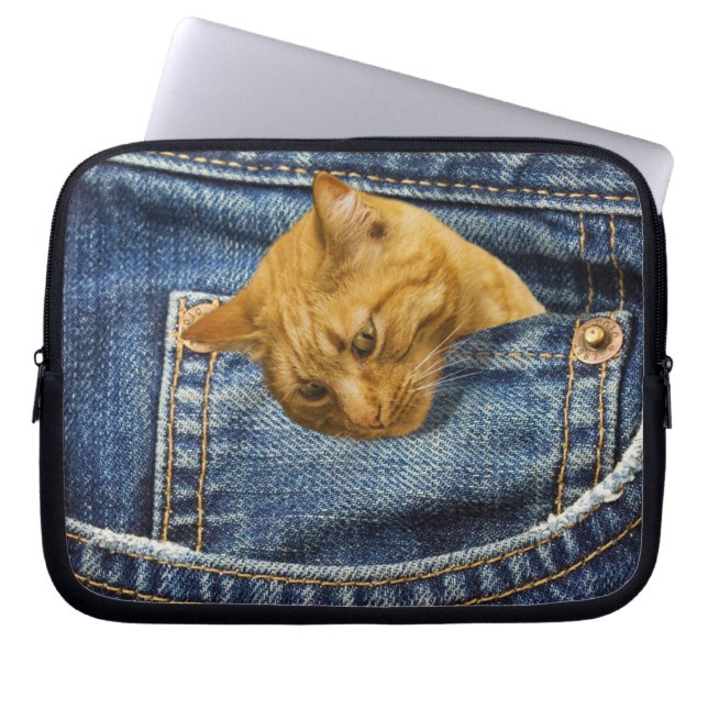 Cute cat in jeans fiffel illusion laptop fodral (Framsidan)