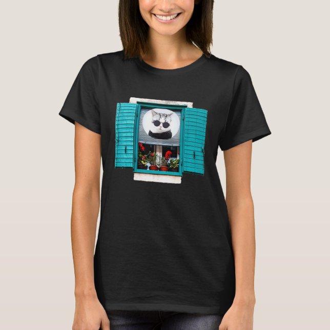 Cute Cat in Window T Shirt (Framsida)