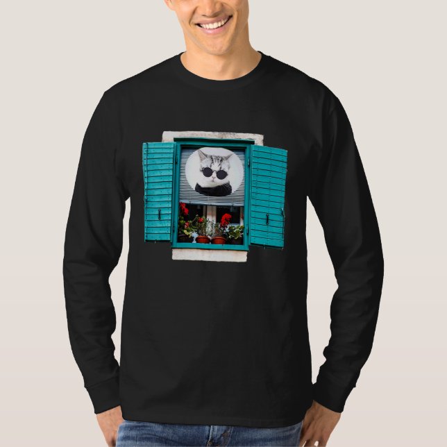 Cute Cat in Window T Shirt (Framsida)