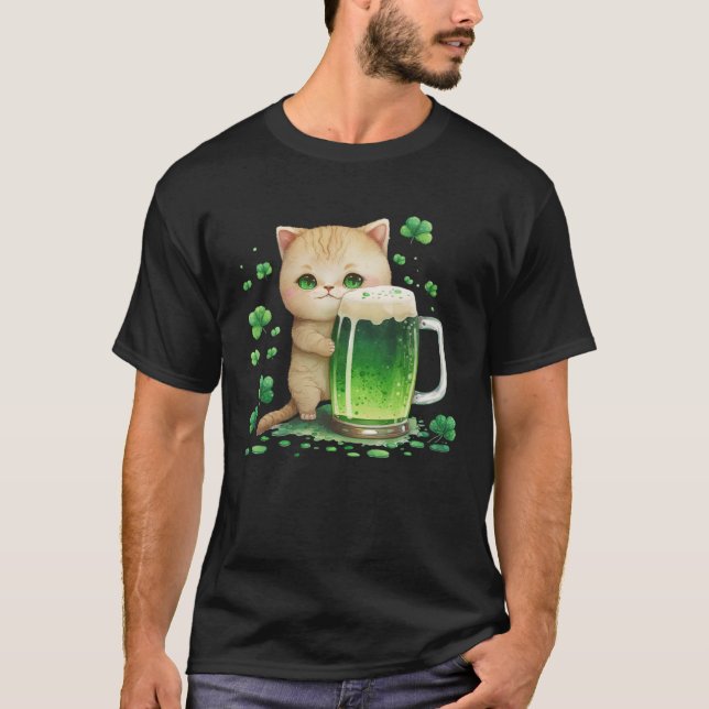 Cute Cat Loves Beer St Patrick s Day T Shirt (Framsida)